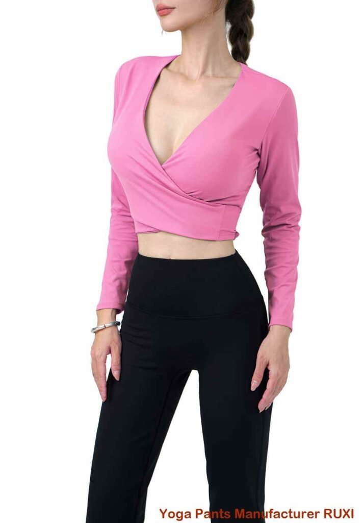 burgundaj gimnastikaj pantalonoj