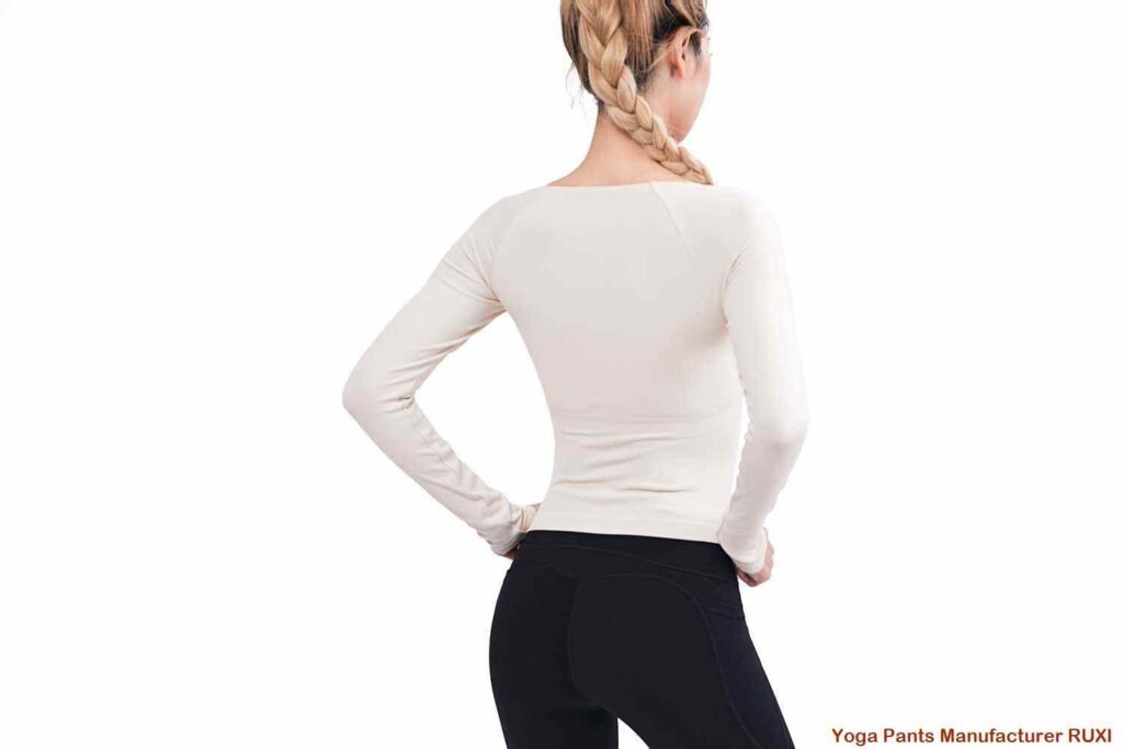 vestita joga pantalono kun poŝoj