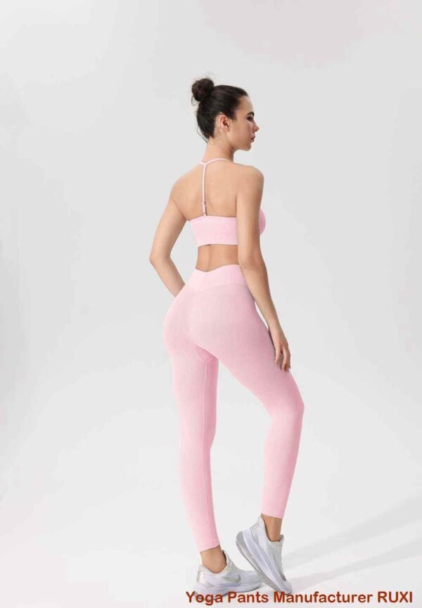 atleta pantaloneto kun tegaĵo
