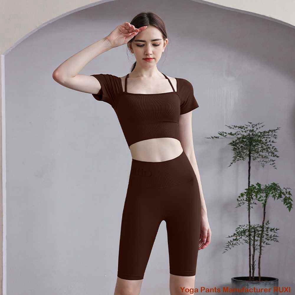 blankaj jogaj pantalonoj ekflamas